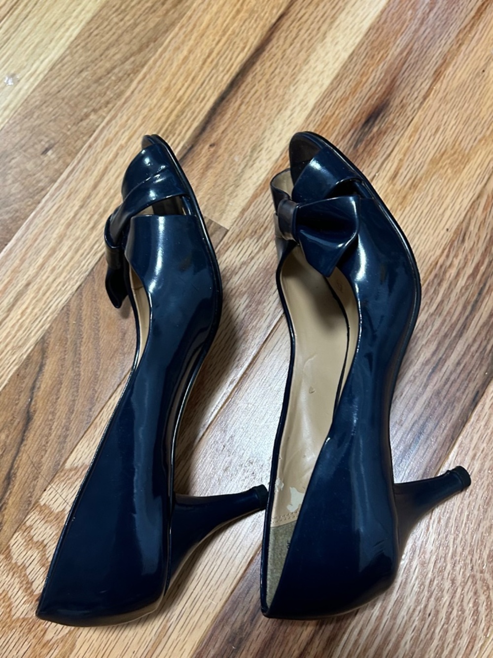 Karen Scott navy blue patent leather peep-toe bow pumps 6M